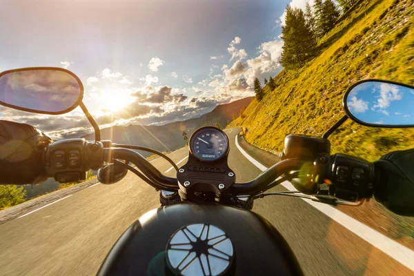Kierowca motocykla jazda w droga alpejska, kierownicy widok, Austrii, Europie. — Zdjęcie stockowe