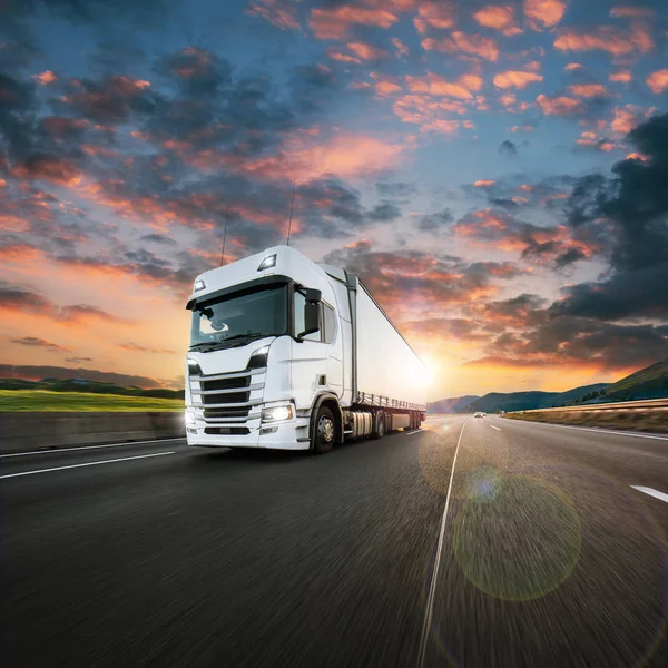 Camión con contenedor en carretera, concepto de transporte de carga. — Foto de Stock