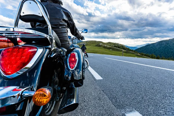 Motorista de motocicleta na estrada alpina, Nockalmstrasse, Áustria, Europa . — Fotografia de Stock