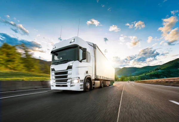 Vrachtwagen met container op de weg, vrachtvervoer concept. — Stockfoto