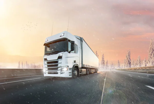 Lastvogn med container på vintervej, fragttransport koncept . - Stock-foto