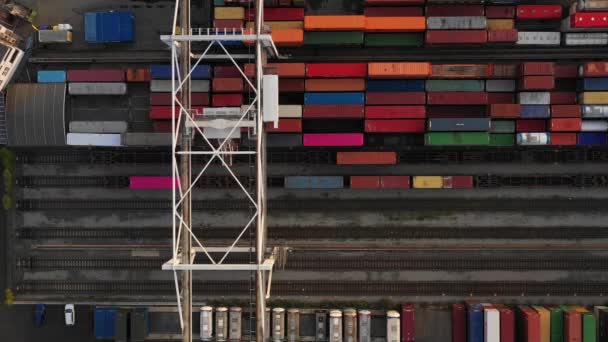 Volando por encima de la estación ferroviaria industrial con trenes de carga y contenedores de carga . — Vídeo de stock