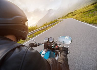Alp otoyolunda motosiklet sürücüsü, gidon manzarası, Dolomitler, Avrupa.