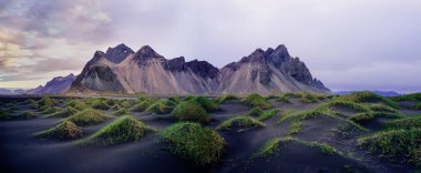 Stokksnes Vestrahorn ile güneydoğu İzlanda kıyısında. İzlanda.