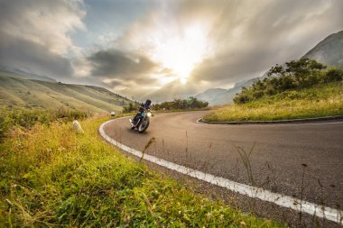 Dolomite pass motosiklet sürücüsü sürme, İtalya, Avrupa.
