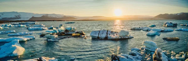 Icebergs na costa sul da Islândia, lagoa glacial de Jokursarlon — Fotografia de Stock