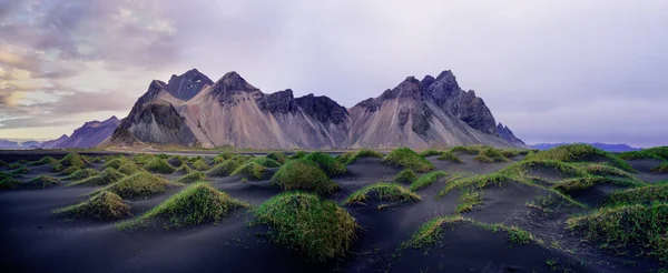 Stokksnes en la costa sudeste de Islandia con Vestrahorn. Islandia . — Foto de Stock