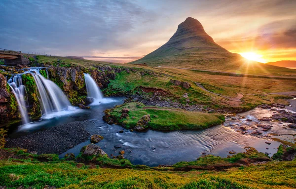 키 르 쿠 펠스 포스 폭포와 아이슬란드의 커크 주인 산에서 일출 광경이 펼쳐지는 아름다운 풍경. — 스톡 사진