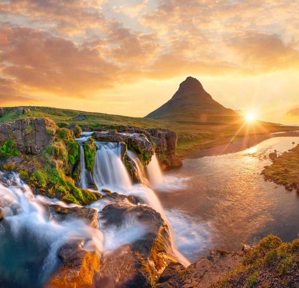 Gyönyörű táj napfelkeltével Kirkjufellsfoss vízesés és Kirkjufell hegy, Izland. — Stock Fotó
