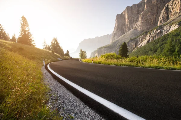 Estrada de asfalto em Dolomitas em um dia de verão . — Fotografia de Stock