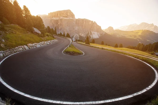 Estrada de asfalto em Dolomitas em um dia de verão . — Fotografia de Stock