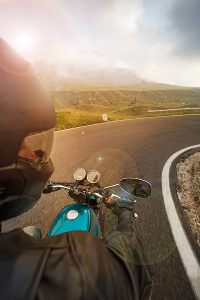 Alp otoyolunda motosiklet sürücüsü, gidon manzarası, Dolomitler, Avrupa. — Stok fotoğraf