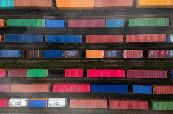 Vagoni container in attività di esportazione e importazione e logistica. — Foto Stock