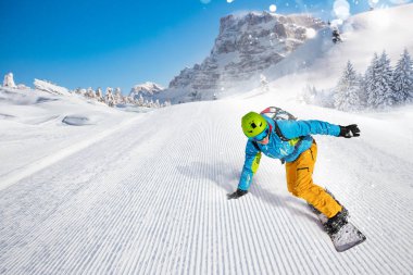 Erkek snowboard yamaçta sürme.
