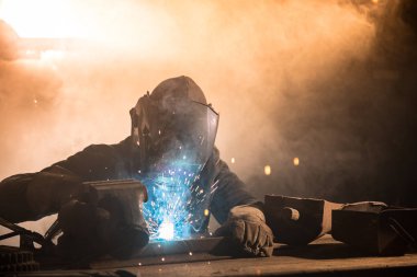 Kaynakçı ara fabrikasında metal parça