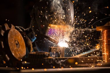 Kaynakçı ara fabrikasında metal parça