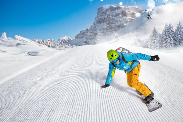 Snowboarder fährt am Hang. — Stockfoto