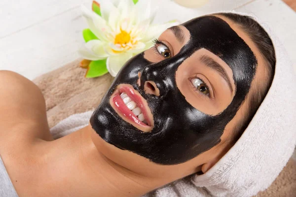 Jonge gezonde vrouw met zwart masker. — Stockfoto