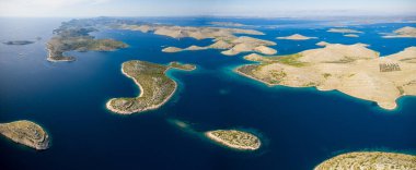 Kornati Milli Parkı'nda deniz ve küçük adaların havadan görünümü
