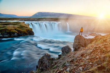İzlanda 'da gün batımında inanılmaz Godafoss şelalesi