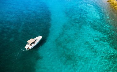 Akdeniz 'de sürat teknesi, hava manzaralı.