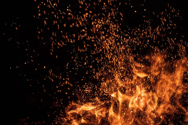 Égő szikra repül. Gyönyörű lángok háttér. — Stock Fotó
