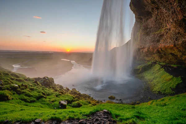Bela cachoeira Seljalandsfoss na Islândia durante o pôr do sol . — Fotografia de Stock