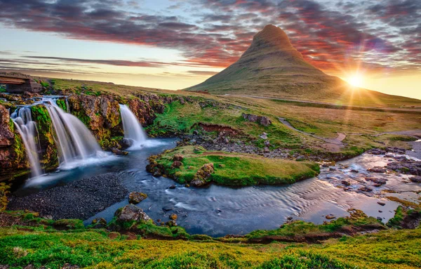 Gyönyörű táj napfelkeltével Kirkjufellsfoss vízesés és Kirkjufell hegy, Izland. — Stock Fotó