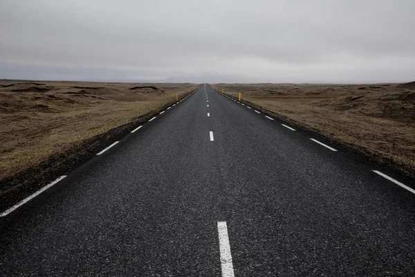 Viajar a Islandia. Paisaje típico islandés con Ring Road. — Foto de Stock