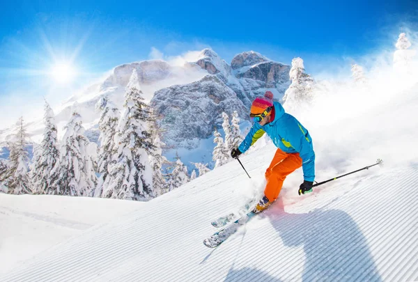 Skier σκι κατάβαση στα ψηλά βουνά — Φωτογραφία Αρχείου