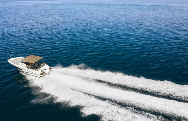 Bateau de vitesse en mer Méditerranée, vue aérienne — Photo