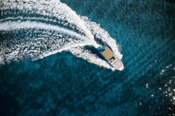 Rychlostní člun ve středozemním moři, letecký pohled — Stock fotografie
