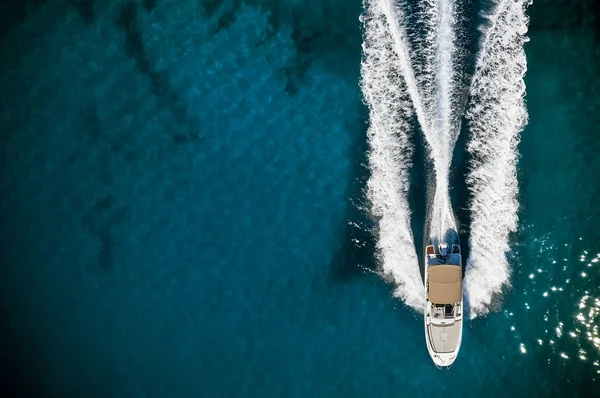 Bateau de vitesse en mer Méditerranée, vue aérienne — Photo