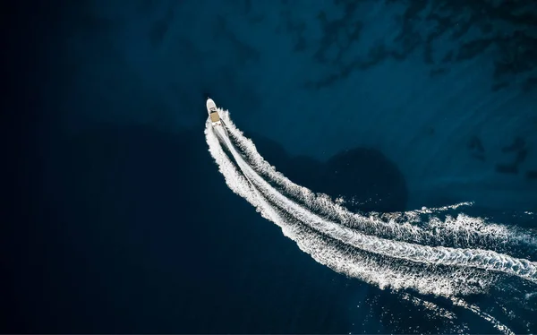 Łódź motorowa na Morzu Śródziemnym, widok z lotu ptaka — Zdjęcie stockowe