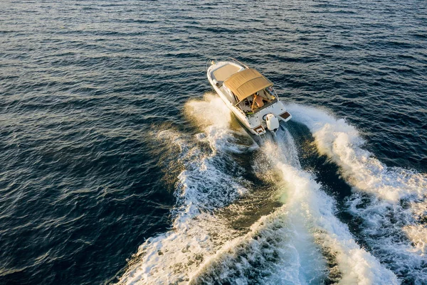 Швидкісний човен в Середземному морі, вид з повітря — стокове фото
