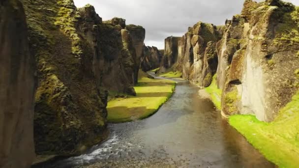 Volando a través del cañón del río Fjadragljufur, Islandia . — Vídeo de stock