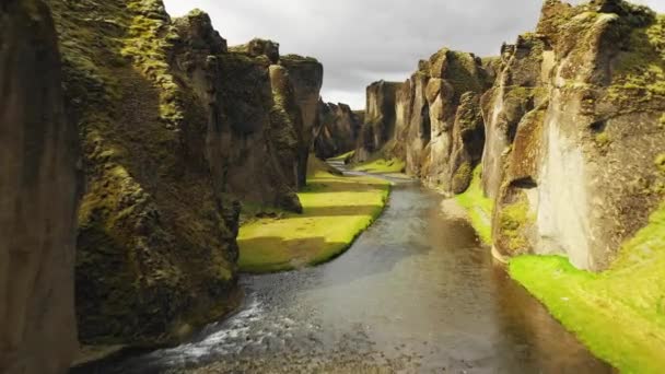 Fliegen durch Flussschlucht fjadragljufur, Island. — Stockvideo