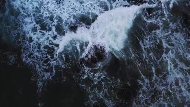 Vista de arriba hacia abajo de olas gigantes del océano — Vídeo de stock