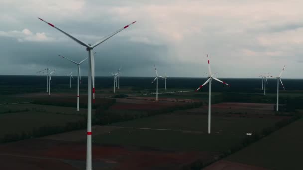 Szélerőművek turbinák-fenntartható, megújuló energia koncepció. — Stock videók