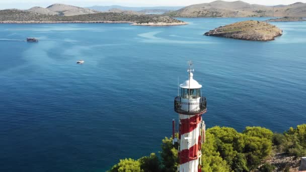 クロアチアの沿岸灯台の空中ドローンショット — ストック動画