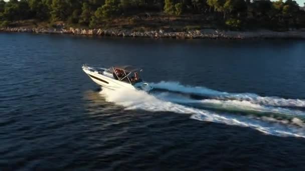 Vista aérea do barco da velocidade do motor que cruza na água — Vídeo de Stock