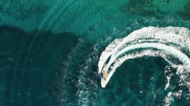 Tiro aéreo de lancha andando em um círculo no mar. Destino de viagem superior. 4K . — Vídeo de Stock