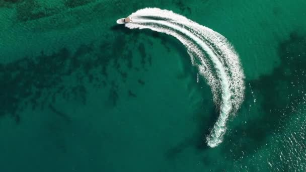 Vue aérienne d'un hors-bord circulant en cercle dans la mer. Meilleure destination de voyage. 4K . — Video