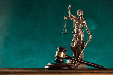 Adalet heykeli ile kahverengi tokmak.