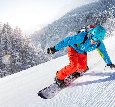 Erkek snowboard yamaçta sürme.