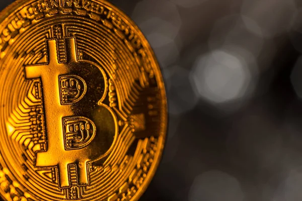 Moneta in oro Bitcoin con sfondo astratto sfocato. — Foto Stock