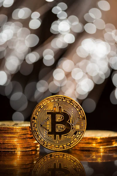 Bitcoin moneda de oro con fondo abstracto desenfocado. — Foto de Stock