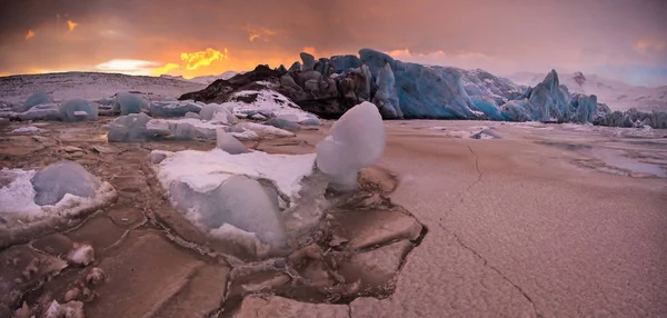 Beroemde Fjallsarlon gletsjer en lagune met ijsbergen zwemmen op bevroren water, zonsondergang. — Stockfoto