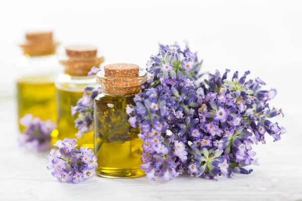 Trattamenti benessere con fiori di lavanda . — Foto Stock