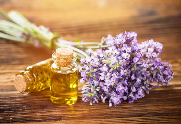 Bem-estar tratamentos com flores de lavanda . — Fotografia de Stock